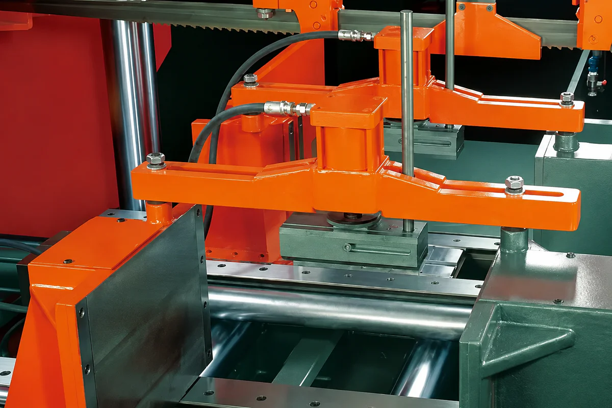 Band saw material clamping against vibration