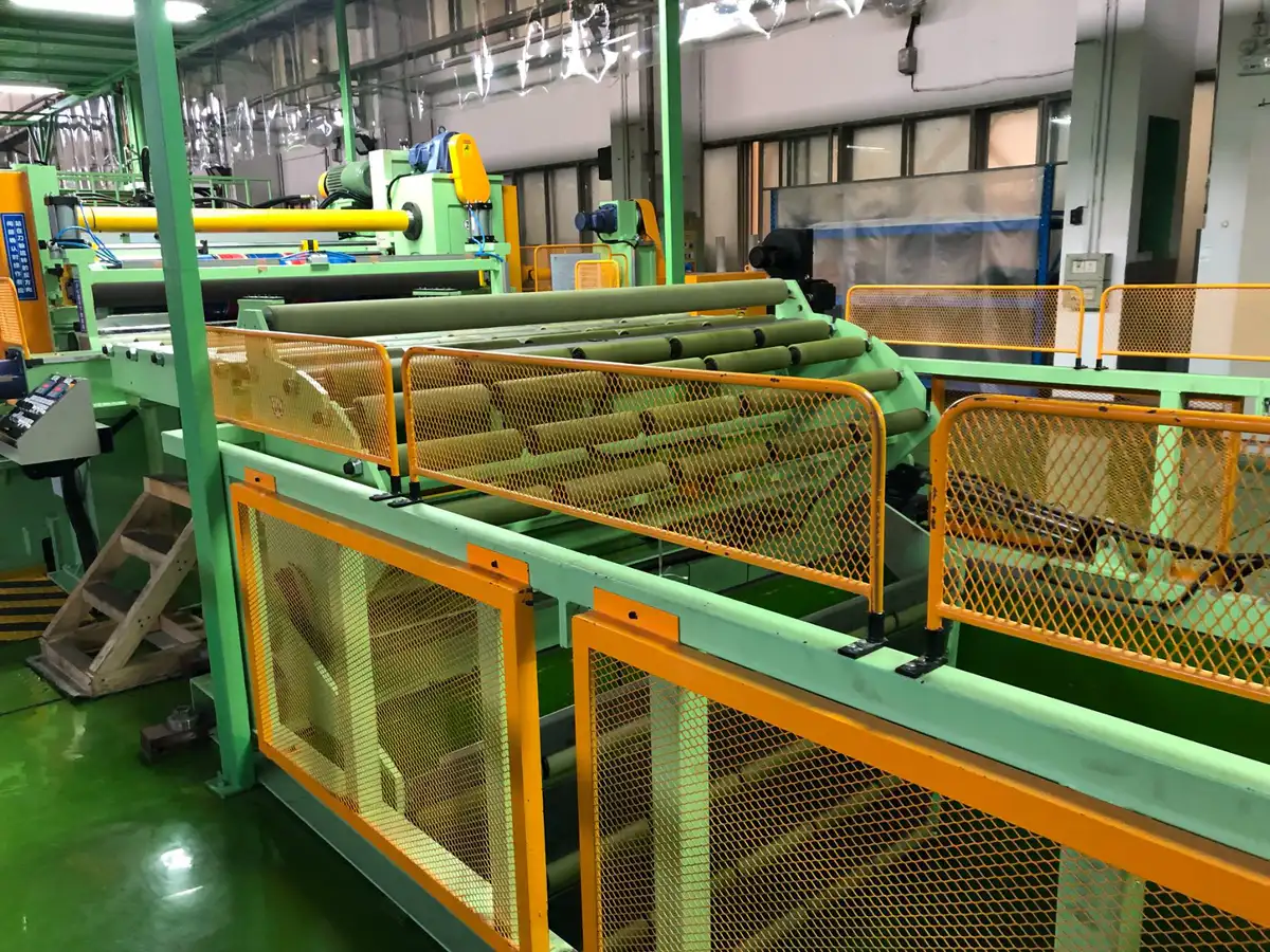 Stable strip tension before recoiling