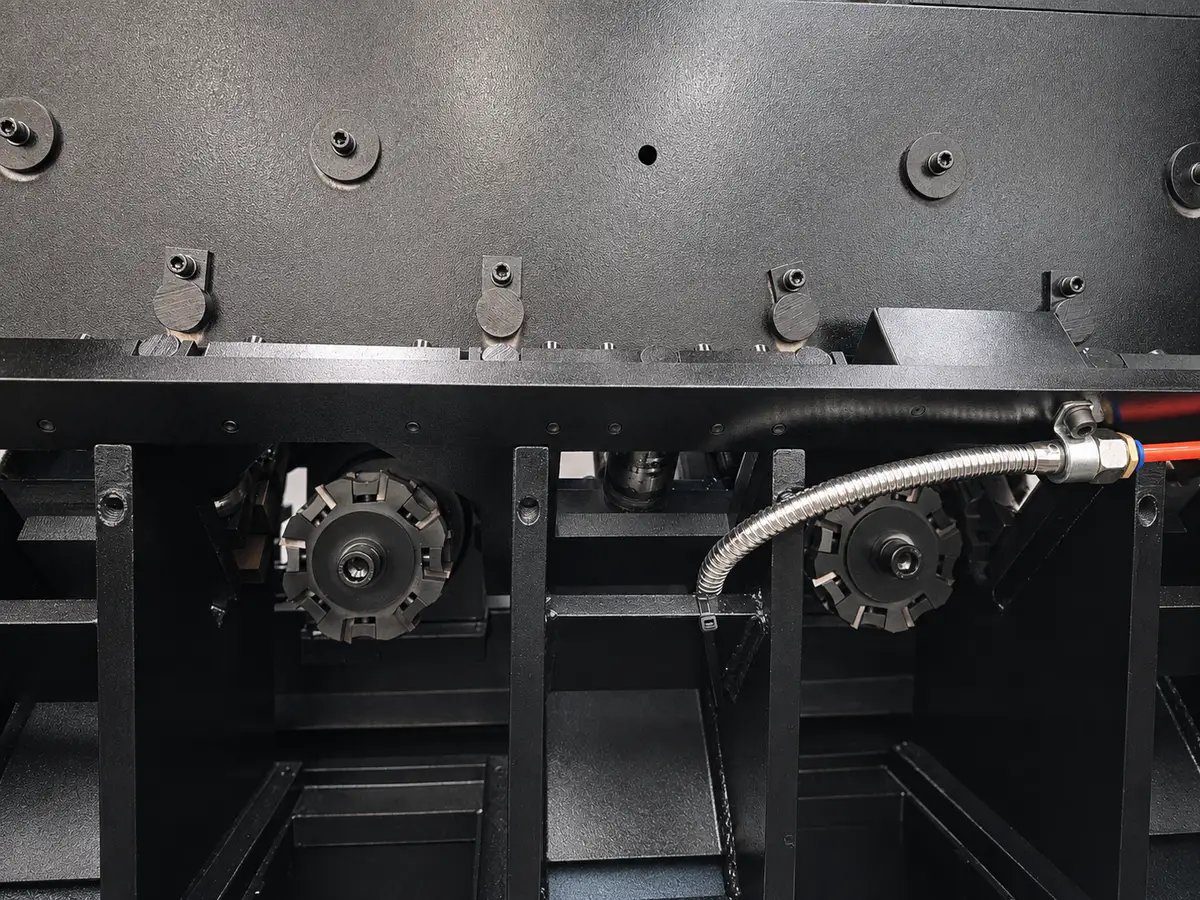 Chip removal and lubrication during heel milling