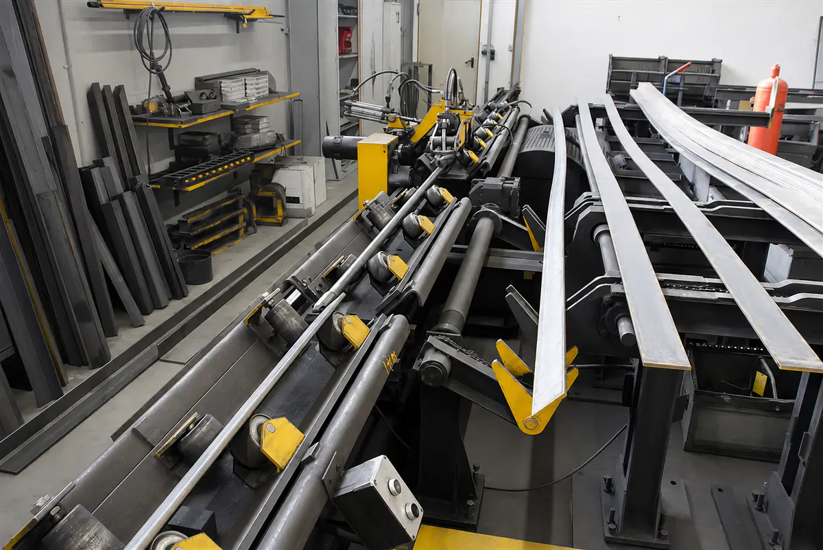 Raw flat steel loading section